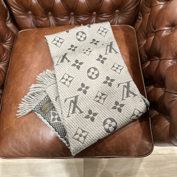 Louis Vuitton Wool & Silk Monogram Scarf - Picture 4 of 7